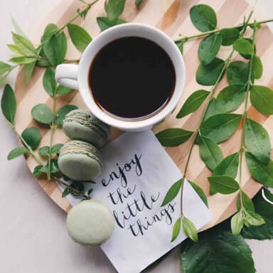 Barista preparando café en Calle Sants